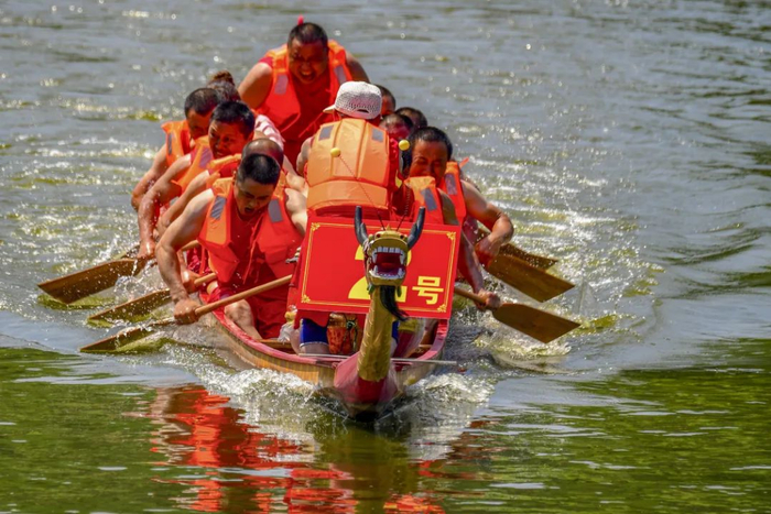 ▲2021年端午，“木洞龙舟队”参加园博园龙舟表演邀请赛。（据”巴南文旅“）