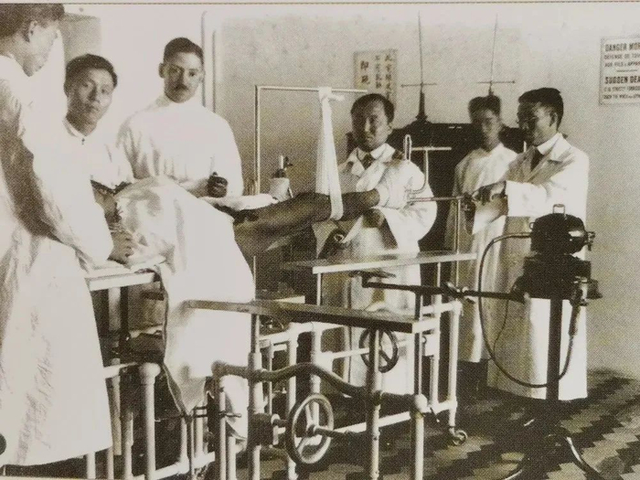 1926年开滦总医院总医官缪尔（左三）和医务人员做骨科手术