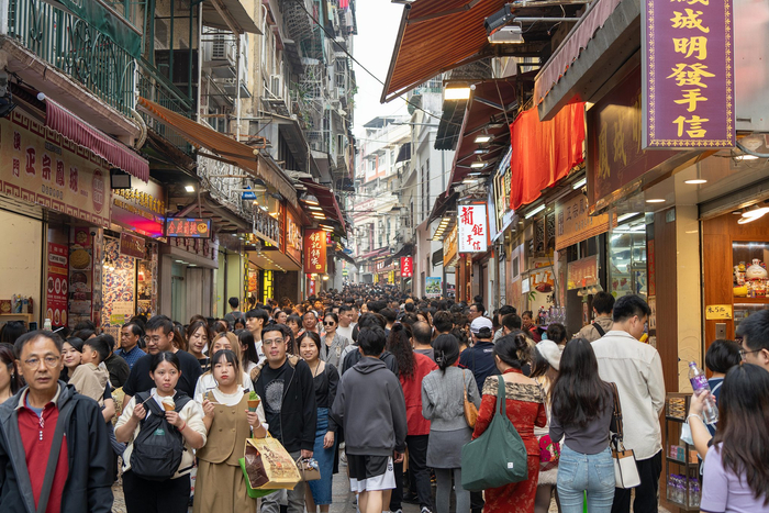 2023年12月30日，中国澳门，景点大三巴及附近街道人潮涌动。视觉中国 图