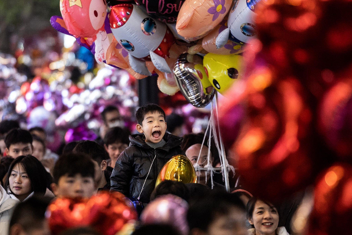 2024年1月1日凌晨，湖北武汉，江汉路步行街人潮涌动，冬日低温抵挡不住人们迎接新年的热情。IC photo 图