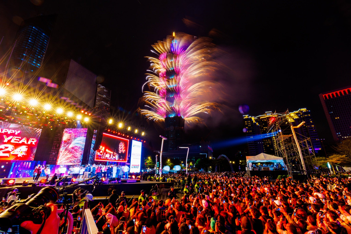 2024年1月1日，中国台湾，台北101上演跨年烟火秀，喜迎2024！澎湃影像 图