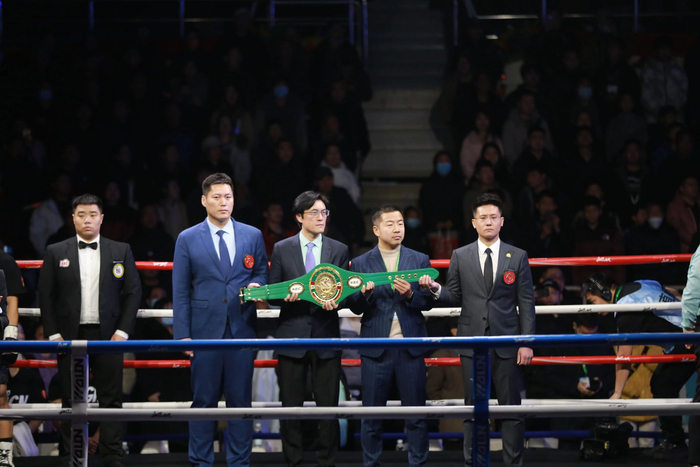 WBC远东区联席主席张治国（中）手捧金腰带。