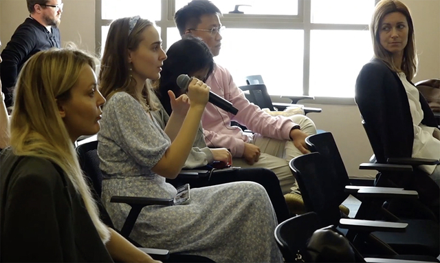 现场观众向与会嘉宾提问 陈伟 摄