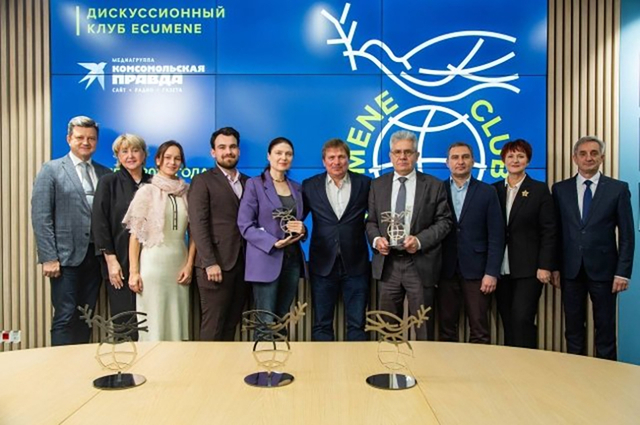 全俄自然保护协会主席办公室主任谢尔盖·瓦西里耶维奇·雷巴科夫（左六） 资料图