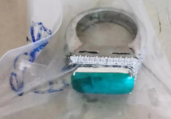 胡雅涵收到对方寄来的翡翠戒指。