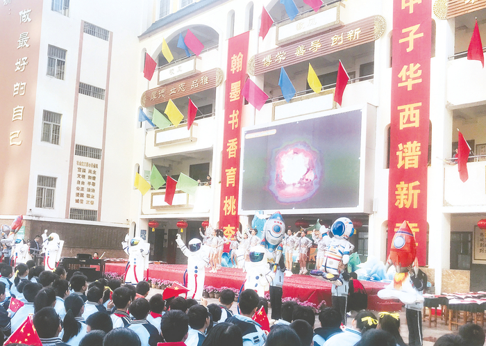     华西学子从小种下科技梦想的种子，立下强国有我的誓言。（林夏妃 摄）