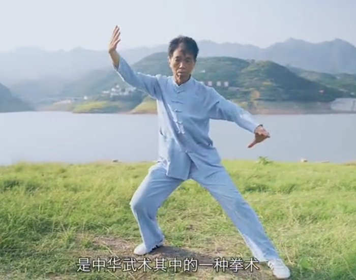 ▲重庆市非物质文化遗产夔龙术的传承人万汉奎（据“重庆地理地图”）