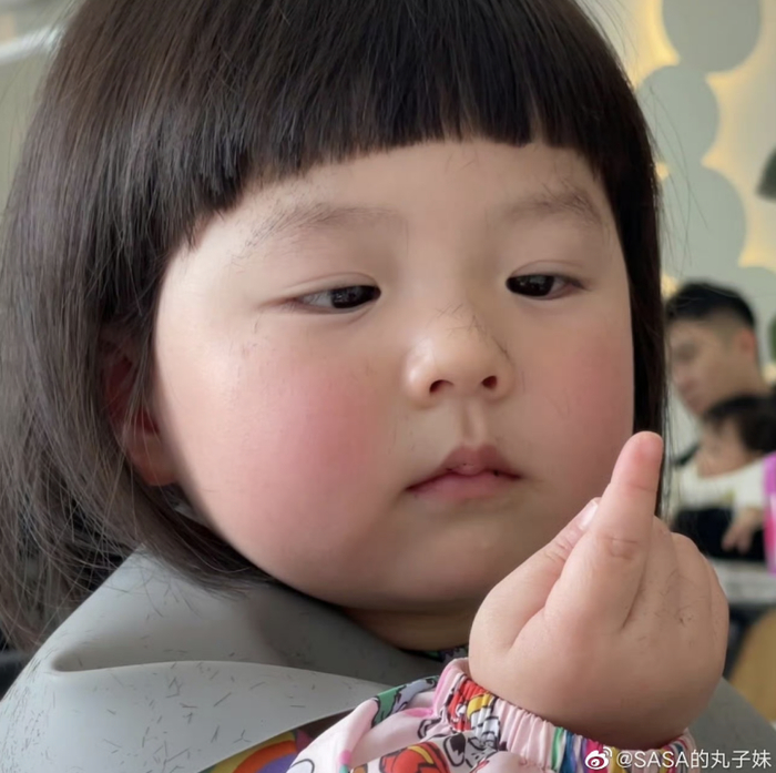 还记得挠头表情包萌娃丸子妹吗?长这么大了?