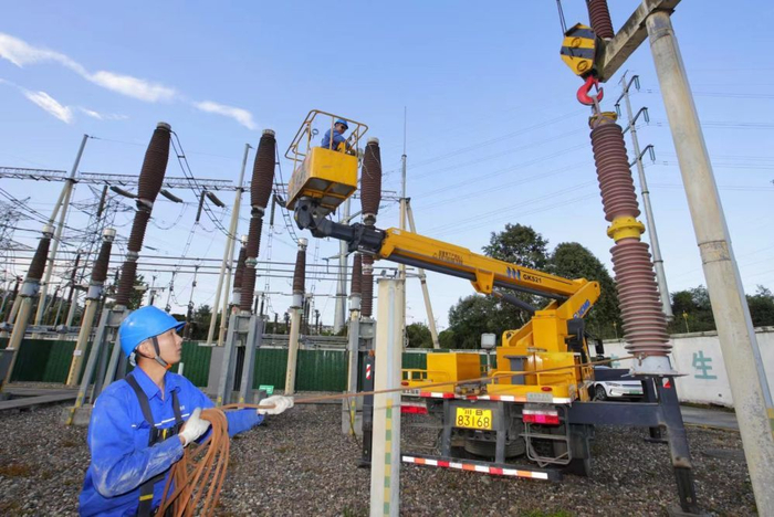 图为绵阳永兴220千伏变电站主变增容工程现场。（田海 摄）