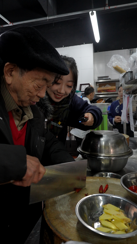 ▲白泡泡和王志忠一起做菜
