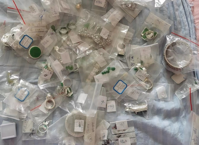 胡雅涵收到的翡翠类器物。