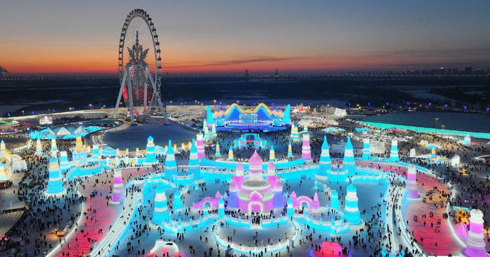 2023年12月31日，哈尔滨，游客在冰雪大世界游玩。视觉中国 图