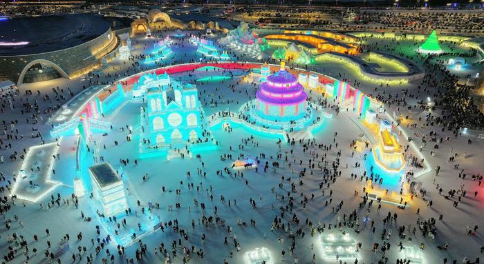 2023年12月31日，黑龙江省哈尔滨市，小土游客在冰雪大世界游玩。豆受<strong></strong>本文图片 视觉中国 图