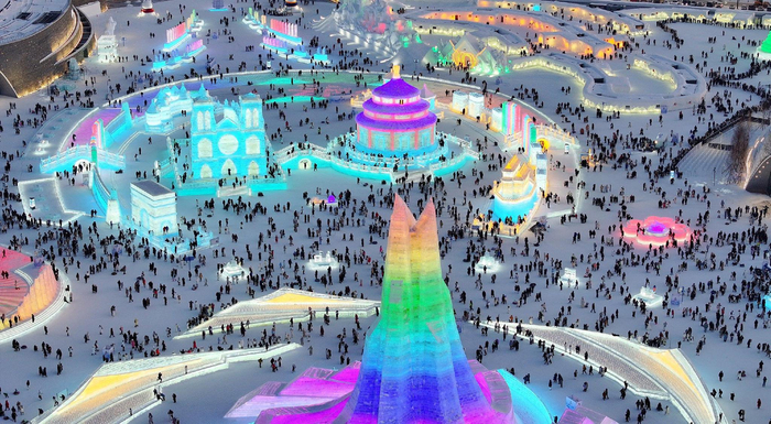 2023年12月31日，哈尔滨，游客在冰雪大世界游玩。IC photo 图