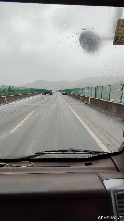 道路结冰减速慢行