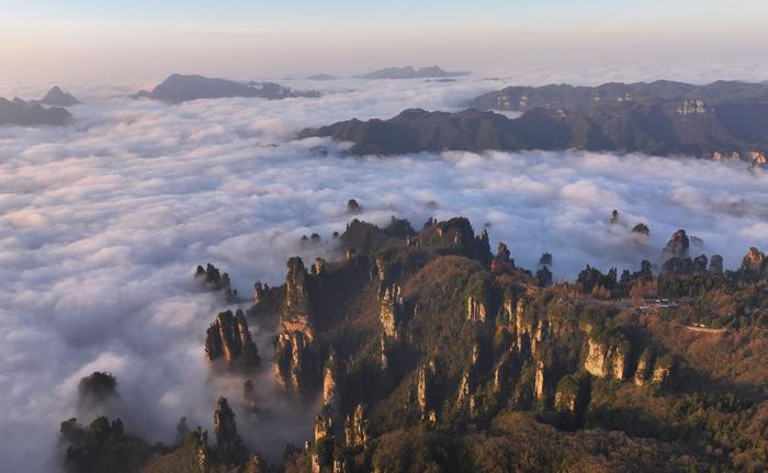 湖南张家界:峰林云间天子山