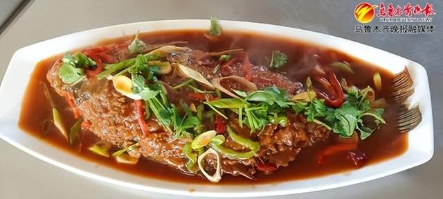 　　达坂城区东沟乡尔里农家乐里的招牌菜——红烧虹鳟鱼。受访者供图