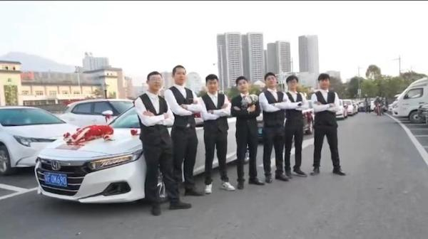 新郎贵平与婚礼迎亲队伍的合影，2022.10