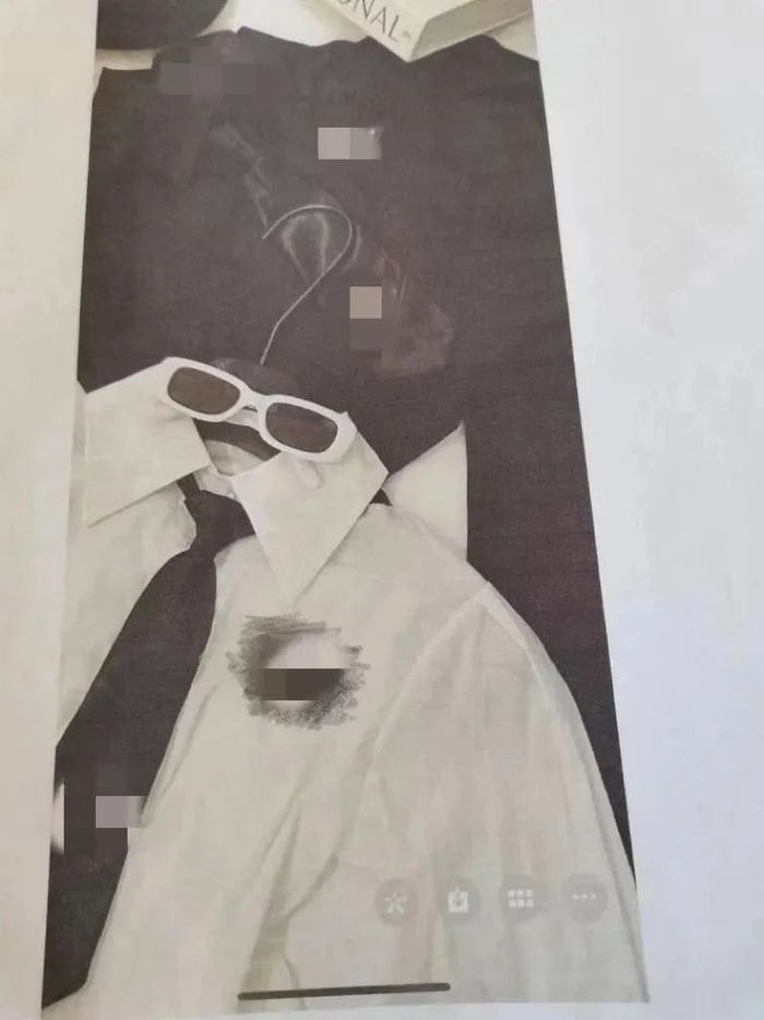 图为民警在直播间现场查获的假冒名牌服装。