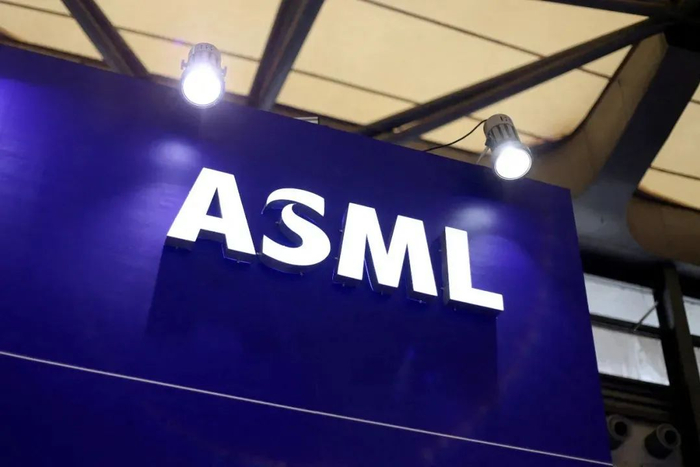 ▲在2023上海半导体展上的阿斯麦公司标识（路透社）