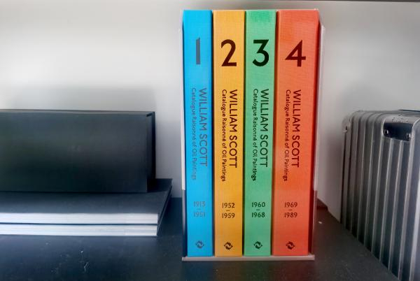 《威廉·斯考特作品集》，张叔平推荐给郜昂，并出现在秦奋家的书架上。澎湃新闻记者 王诤 图