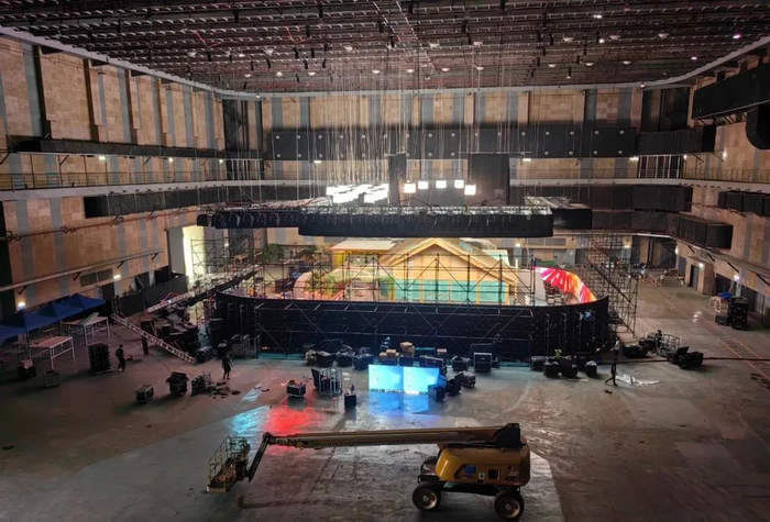 围绕整个场景的LED屏幕搭建