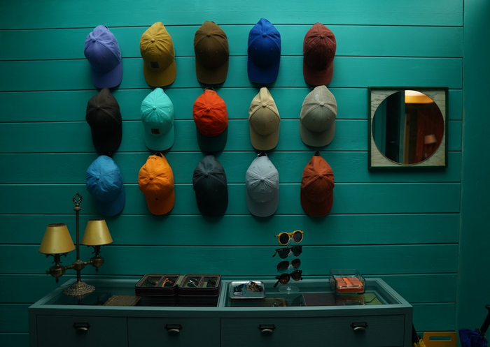 进门玄关处的帽子墙