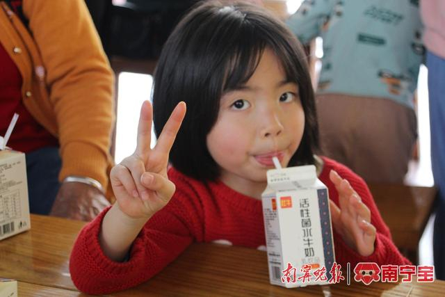 小朋友在喝水牛奶 记 者覃锦华 摄