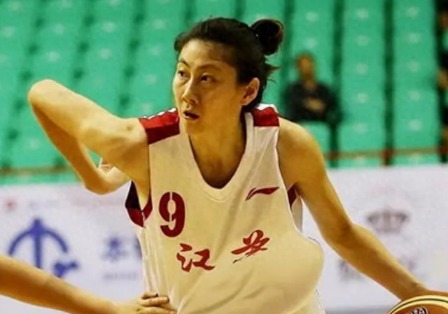 37岁当大学老师,二婚嫁福建球王,退役后很漂亮|卞兰|女篮|龚松林_新浪