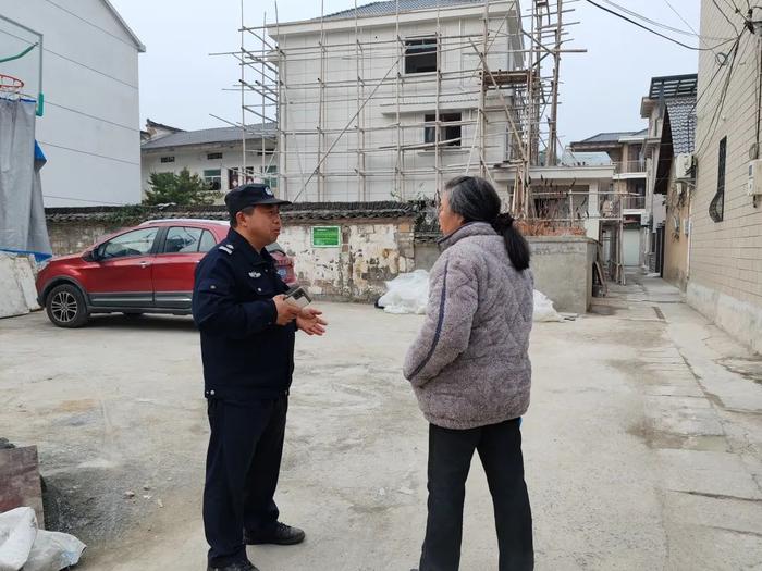 碰頭會上,村警吳勇鵬被確定作為村民和民警之間的中間聯絡人,為村民