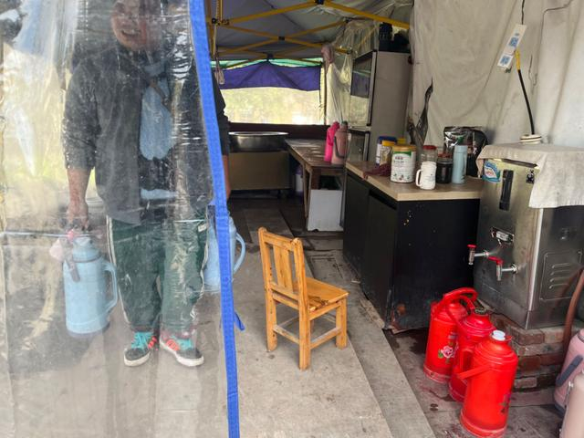 茶铺里的“胖娃儿”。澎湃新闻记者 葛明宁 摄