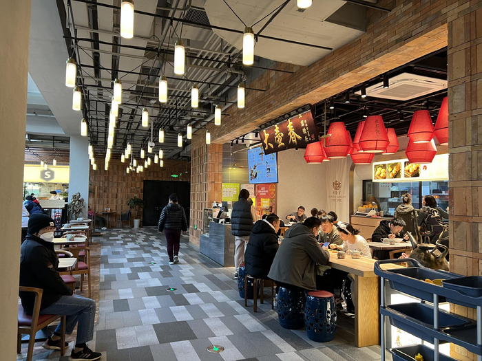 1月2日下午2点半，鸿寿坊食集中的大壶春店里，坐满了食客。澎湃新闻记者 陈斯斯 摄