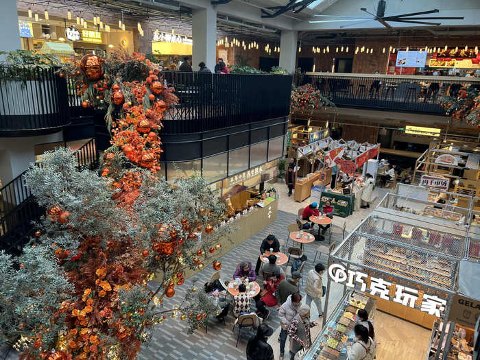 鸿寿坊食集，集结了便民惠民生鲜店、各地街头老字号、品质网红与口碑名店等30多个美食品牌。澎湃新闻记者 陈斯斯 摄