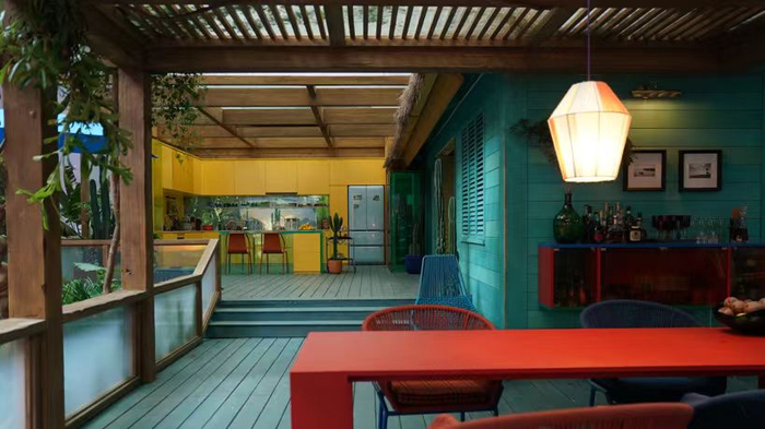 厨房连通露台，红色的餐桌分外显眼