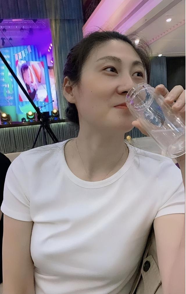 37岁当大学老师,二婚嫁福建球王,退役后很漂亮|卞兰|女篮|龚松林_新浪