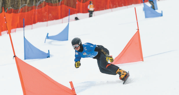 2023-2024赛季全国单板滑雪平行项目锦标赛暨十四冬资格赛在河北承德举行，图为彭玥熙在比赛中。 新华社发