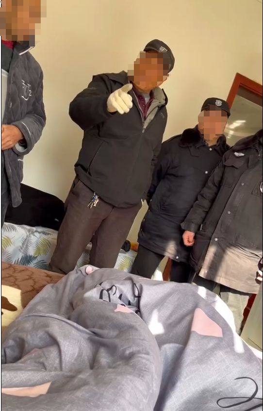 找上门来的几名物业工作人员（受访者供图）