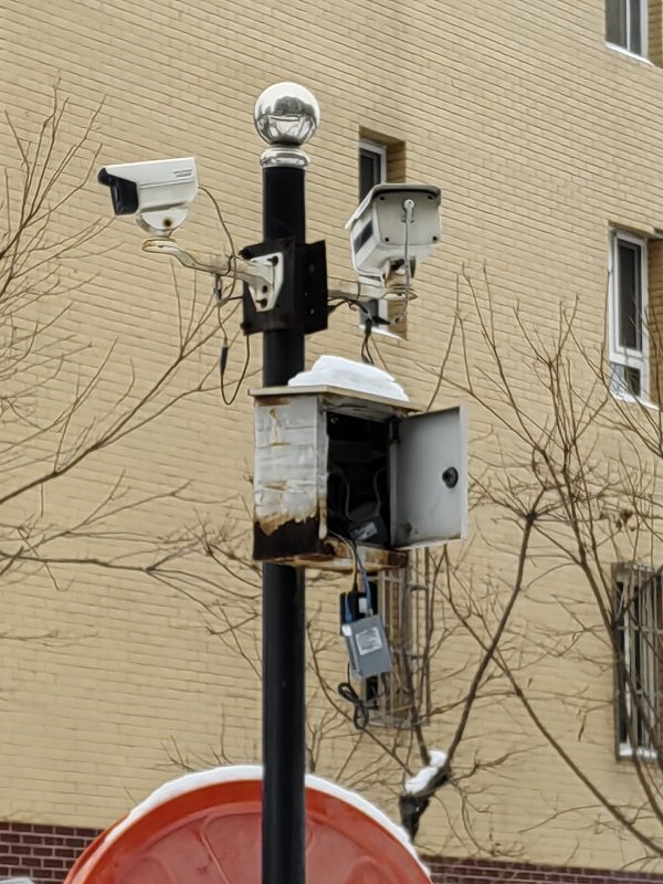 莲水怡园小区，监控盖子大开，零件悬空