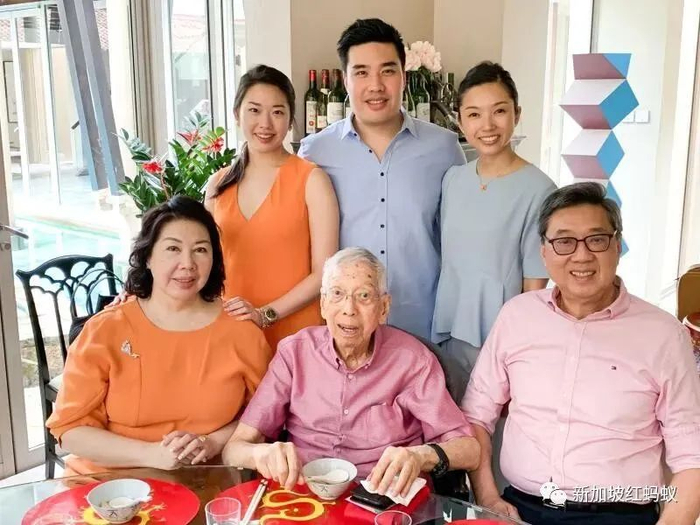 ▲余苏宴（后排左起）和大哥余在启，大嫂高木佐枝、 母亲周颂华（前排左起），祖父余经文以及父亲余义明的合照