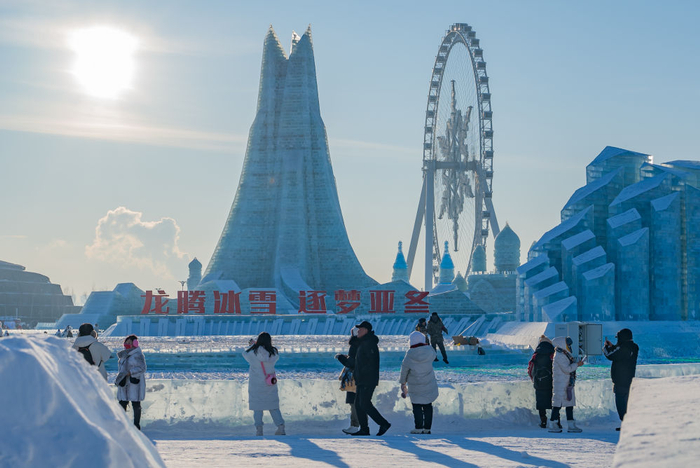 12月18日，游客在哈尔滨冰雪大世界园区游玩。新华社记者 王大禹 摄