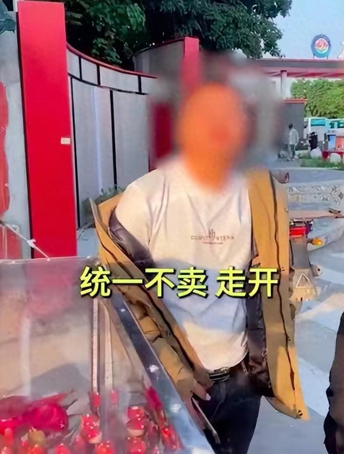 阻拦女生摆摊的男子 图据视频截图