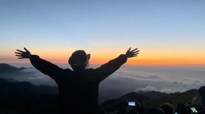 演绎着武功山的极致之美,让人情不自禁地张开双臂去拥抱那山海