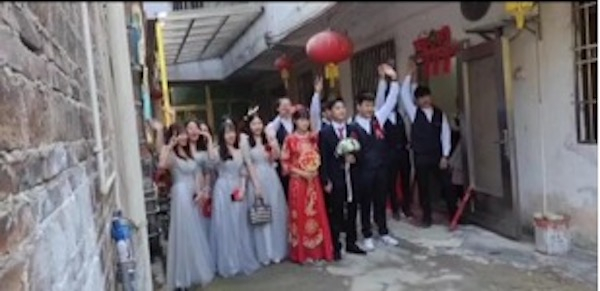 贵平夫妇结婚时在新娘家门口与伴郎伴娘的合影，2022.10