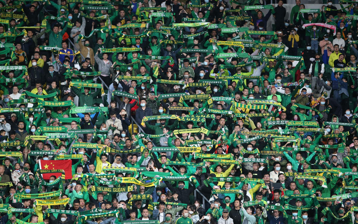 2023赛季中超联赛，北京国安球迷展示“围巾墙”。  资料图/IC photo