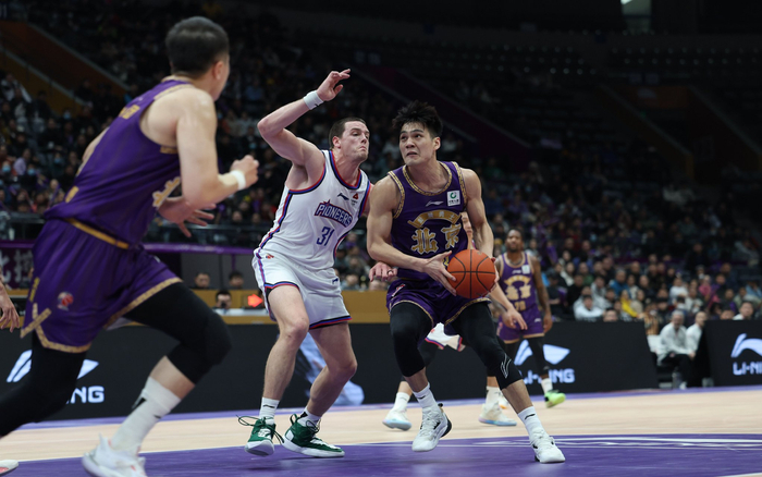 陈国豪（右）迎来高光之夜，得分和篮板均创生涯新高。  新京报记者 王飞 摄