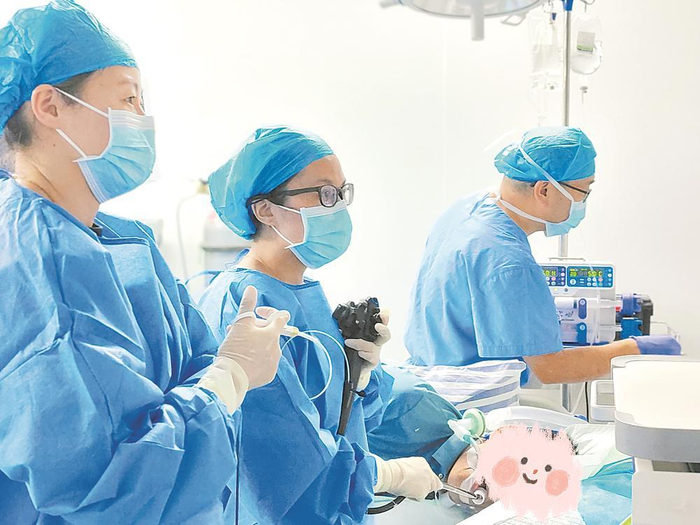     来自成都市第三人民医院的专家为病人开展胃肠镜检查