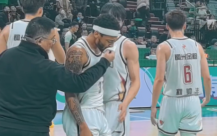 ▲浙江队外援琼斯（3号）遭辽宁队付豪肘击。视频截图