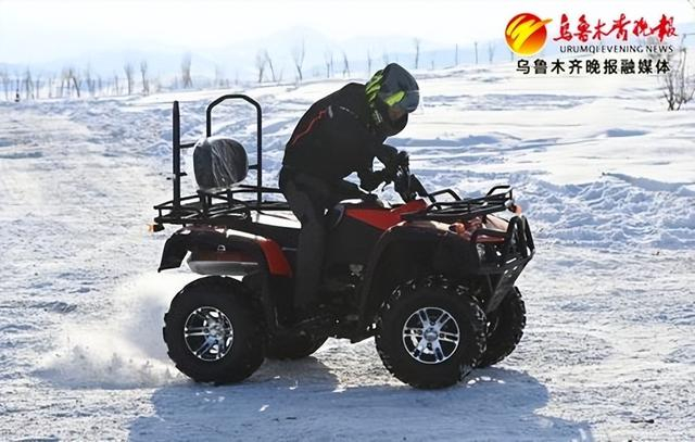 　　1月3日，在米东区天山村山野ATV雪地摩托车娱乐体验中心，教练正在测试车辆性能。记者陈岩摄