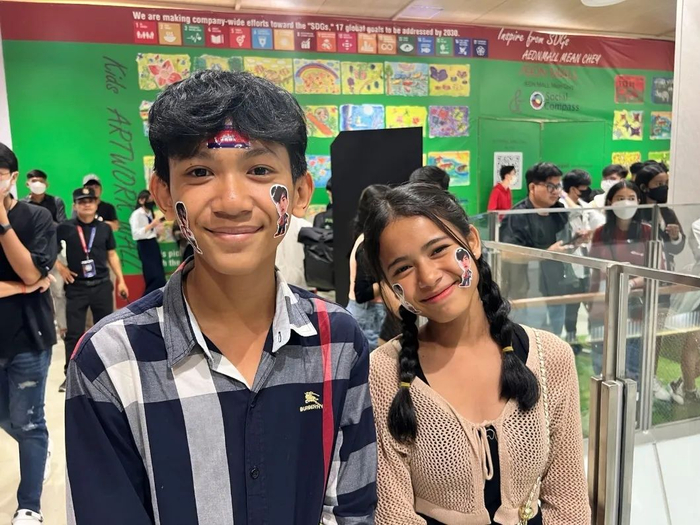 MSC上两位盛情赠送我选手贴纸的年轻观众