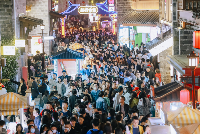 2023年五一假期，万寿宫历史文化街区仙丹市集活动现场。洪跃跃/摄